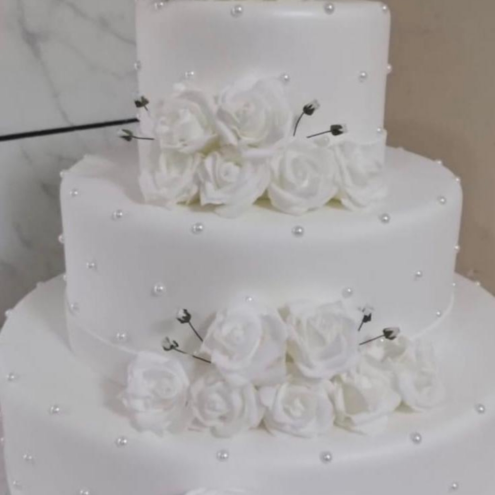 Fake Wedding cake - Picture 2 of 2